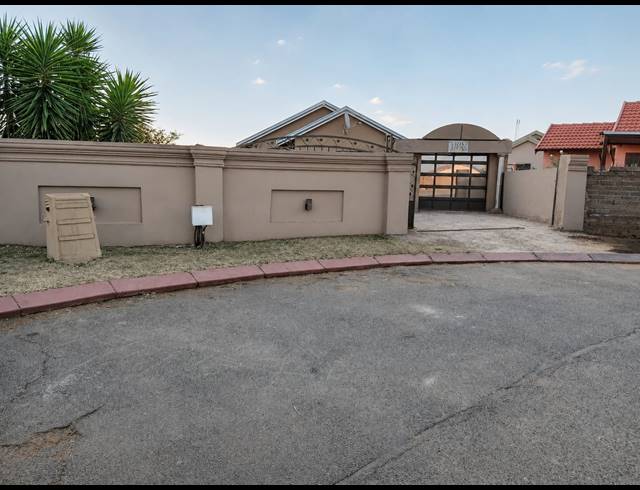 3 BEDROOM HOUSE FOR SALE IN LAKESIDE